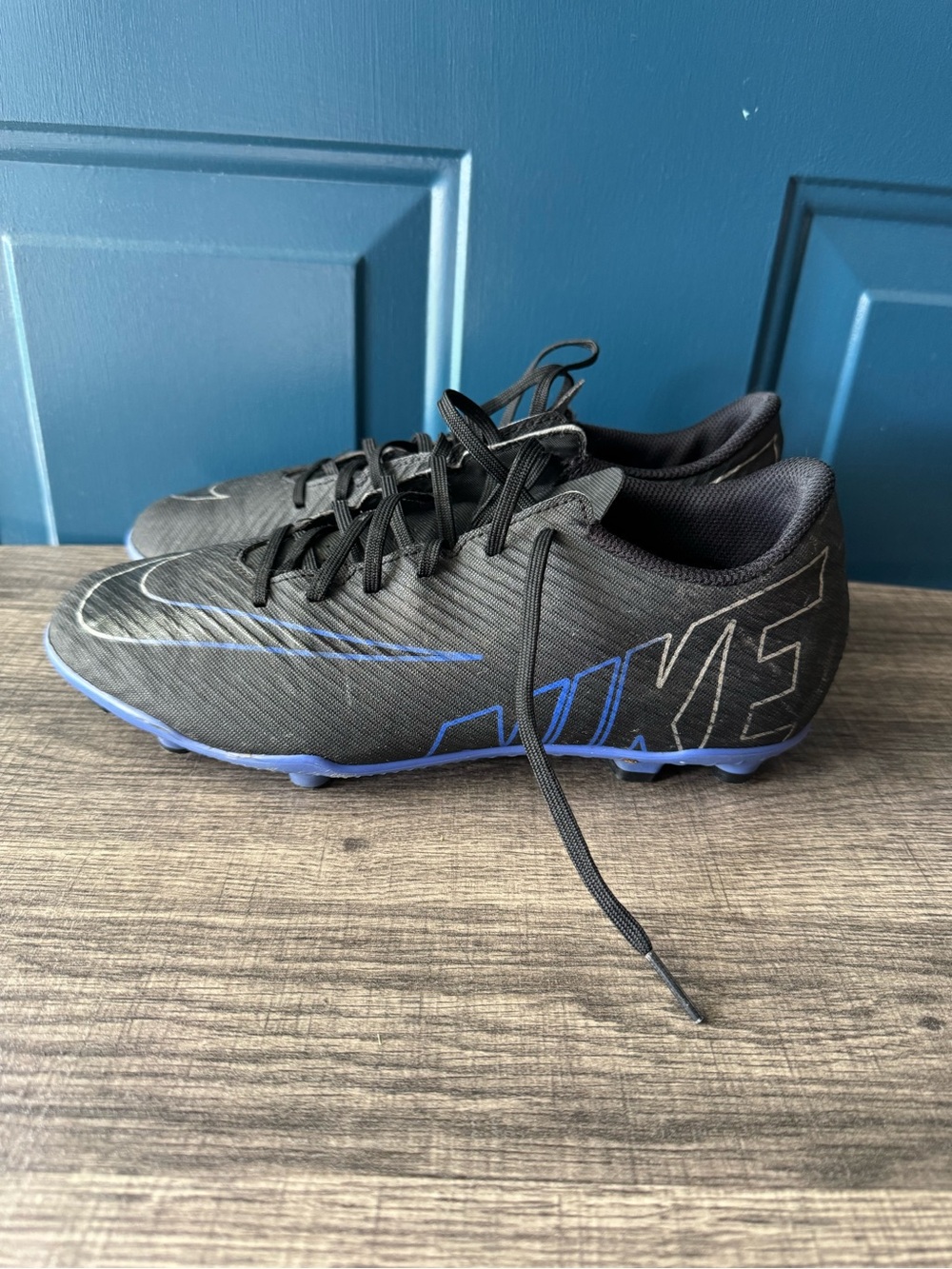 Nike Men's Black and Blue Athletic Soccer Cleats